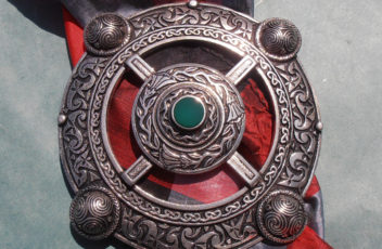 Wheel of Time Plaid Brooch with Agate Inlay....